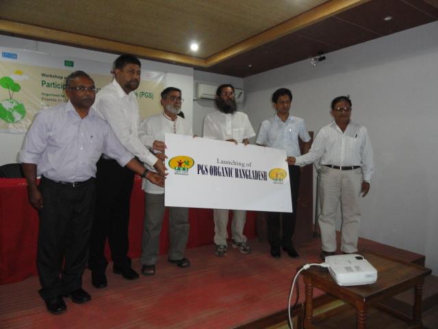 Dr. Shaikh Tanveer Hossain taking award